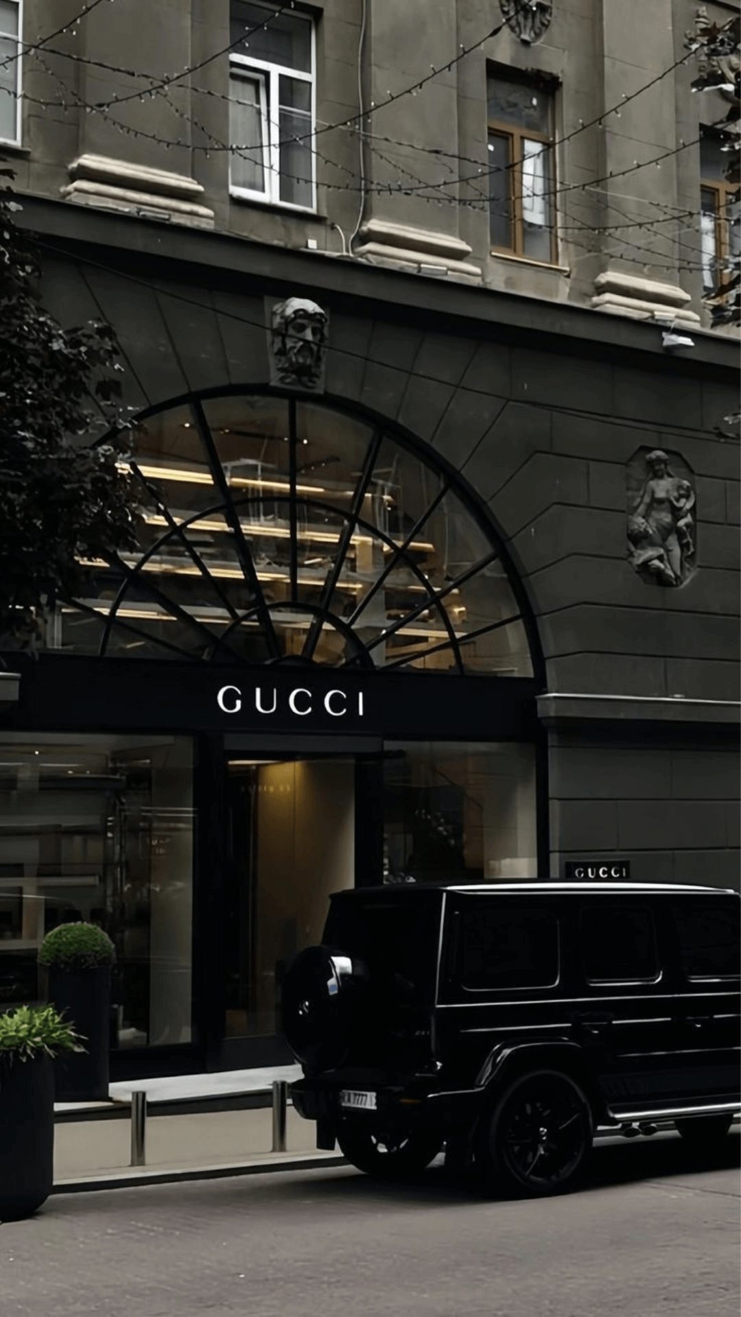 Gucci boutique entrance symbolizing premium pricing psychology and high-ticket strategy.