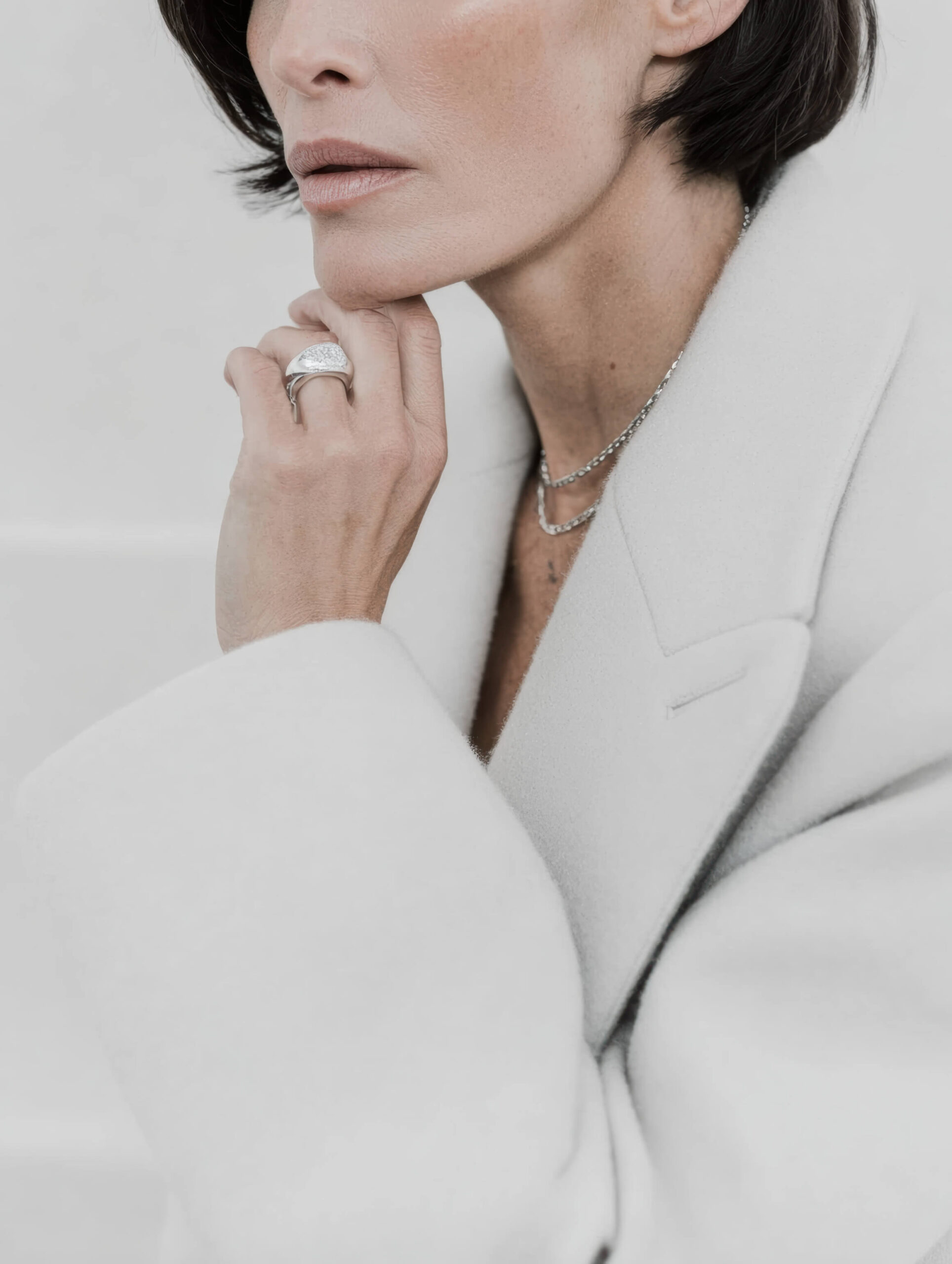 A refined, elegant businesswoman's profile, illustrating the concept of elevating perceived value and the instant trust created by premium high-ticket brands.